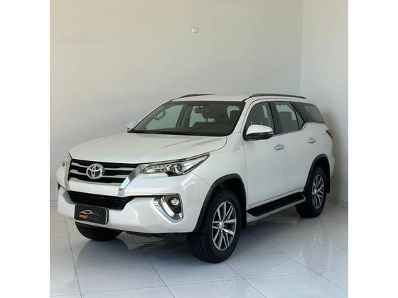 TOYOTA HILUX SW4 2.8 SRX 4X4 7 LUGARES 16V TURBO INTERCOOLER DIESEL 4P AUTOMÁTICO TOYOTA HILUX SW4 2.8 SRX 4X4 7 LUGARES 16V TURBO INTERCOOLER DIESEL 4P AUTOMÁTICO